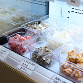 店内には、麻辣湯の具材が並ぶ大型の冷蔵ショーケースが設置されています。新鮮な野菜、麺、肉、魚介類など数十種類のトッピングを、お客様がお好きなものを好きなだけトレーに取れるバイキング形式です。