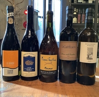 イタリア中心に世界中からいろいろなタイプのワインを！