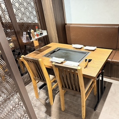 【半個室でのんびりと】2階席には半個室のご用意もございます！プライベート空間の中でゆったりお寛ぎください。