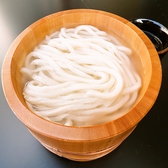 【温かいうどん】釜あげは小：340円(税込)/中：460円(税込)/大：580円(税込)！釜からあげたての熱々つるつるもちもち麺を濃厚なお出汁につけてご堪能下さい。 