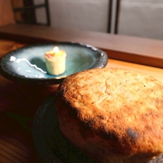 焼きたて炭焼きフォカッチャとハーブバター