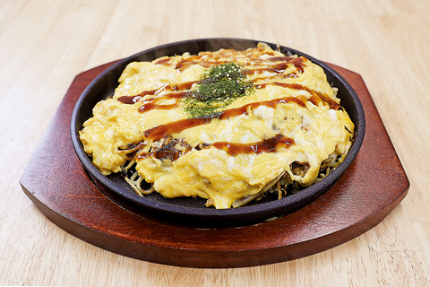 モダンな店内で味わう本場のお好み焼き。オムレツ風のお好み焼きはまさに"フカフカ"