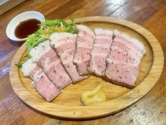 和牛ローストユッケ/自家製しっとりローストポーク