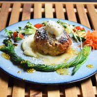 溢れるチーズ×肉汁に感動。豚肉ハンバーグ