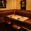 【テーブル席：4名様】ゆったりと腰掛けられるテーブル席。ご家族でのお食事や、少人数でのカジュアルな飲み会にオススメのお席です。