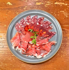 スペイン産生ハムとサラミの盛り合わせ