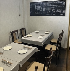 店内は白と濃い黄色を基調としたデザインで、明るさと落ち着いた雰囲気が見事に共存◎テーブル席は、4名様掛けのテーブルを3卓ご用意。ご家族や友人との集まり、さらにはデートにも最適な空間です。温かみのあるインテリアの中で、リラックスしながら美味しい料理とお酒を楽しむことができます。