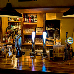 当店こだわりのアイルランド産ビールたちを注ぐタップを間近で。