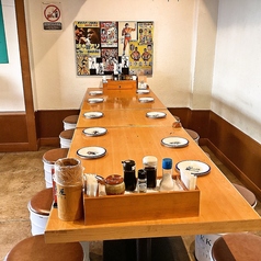 ２階のお席は広々５０席！！テーブルをつなぎ合わせれば１０名様１テーブルでご案内することが可能です！！大型宴会にはピッタリ♪椅子の中に荷物を置くことも出来るので、冬場のコートや荷物が多い時でも安心♪会社宴会や同窓会など様々なシチュエーションでお楽しみください！！皆さんで楽しい一夜を！