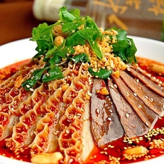 【本場の辛味】ハチノスと牛チマキ四川風和え◆丁寧に下処理したハチノスと牛肉の食感が楽しい本格前菜の写真