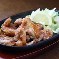 料理メニュー写真 鶏モモ肉のグリル岩塩焼き