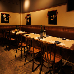 【掘りごたつ個室：8名様】ちょっとした集まりにも便利な8名様向け個室です。落ち着きのある個室空間でのご食事をお楽しみください。