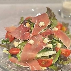 生ハムとアンチョビシーザーサラダ