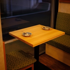 【2名様向けテーブル席】デートや接待等におすすめのテーブル席です。