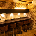 【1階カウンター席】1階のカウンター席は、レトロな雰囲気があり、昭和レトロな大衆居酒屋そのものの空間です。「なるこ屋」のロゴがかわいい白いのれんが目隠しの役割にもなり、プライベートで特別な空間を演出しております。なつかしさを感じる座席で、友達同士やおひとり様でも、リラックスした時間がお過ごしください。