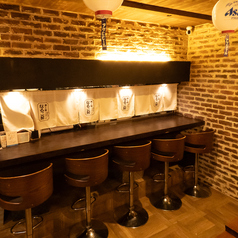 【1階カウンター席】1階のカウンター席は、レトロな雰囲気があり、昭和レトロな大衆居酒屋そのものの空間です。「なるこ屋」のロゴがかわいい白いのれんが目隠しの役割にもなり、プライベートで特別な空間を演出しております。なつかしさを感じる座席で、友達同士やおひとり様でも、リラックスした時間がお過ごしください。