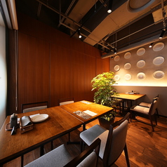 当店の個室タイプのお席は、2名様用のテーブルが4卓ございます。落ち着いた木の質感と観葉植物が配された空間は、プライベート感を大切にした特別なひとときを演出します。大切な方とのデートや、女子会などの集まりに最適です。静かな環境で、心ゆくまでお食事をお楽しみいただき、特別な時間をお過ごしくださいませ。