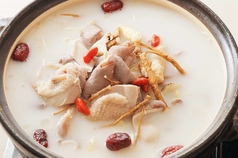 薬膳肚子鶏／ホルモンと鶏の薬膳鍋