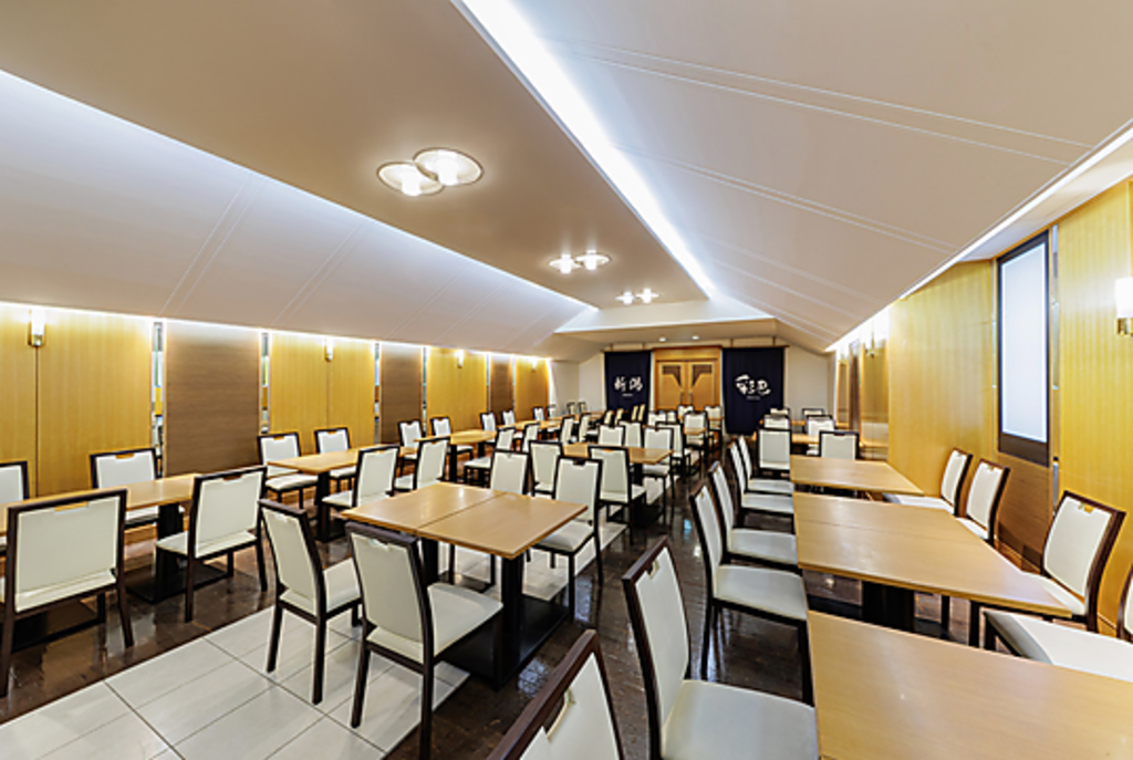 天井高く開放的な店内でお食事を！