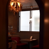 店内中央には大きなドライフラワーのシャンデリア。昼間でもほの暗く、落ち着く空間です。