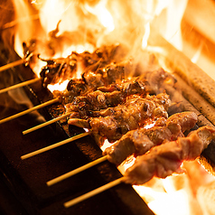 【極上の炭火焼鳥】職人が一本ずつ手打ちし、秘伝のタレで焼き上げる。地鶏本来の濃厚な旨味を堪能。の写真