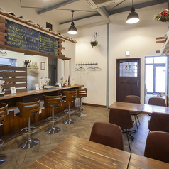 お一人様や少人数でのご利用には、カウンター席がおすすめです。洋風でお洒落な内装を眺めながら、ゆったりとした時間を過ごせる特等席。落ち着いた雰囲気の中で、名物のオムライスやディナー限定のジンギスカンを心ゆくまでお楽しみください。お仕事帰りや、自分へのちょっとした休息にもぜひ。