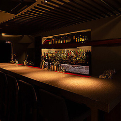 程よい灯りの落ち着いたカウンター席。お1人様や少人数でもご利用頂けます。