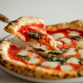 【Recipe4】焼きあがったピッツァはコルニッチョーネがもちもちで所々に焦げ目があるのが特徴。アッツアツのうちに召し上がれ♪