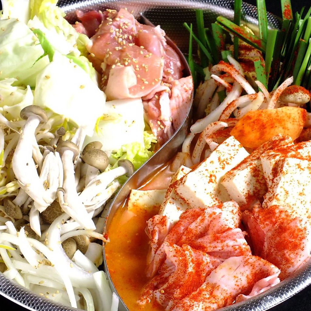 鉄板ホルモン味噌チゲやポッサム、ビビン麺など本場韓国料理が種類豊富に揃ってます☆