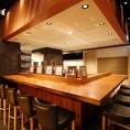 木の温もりを感じるの和モダンなカウンター席はデートに最適。利き酒師おすすめの日本酒の話に耳を傾け、会話を愉しみながらゆっくりと食事をお楽しみください。