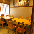 【テーブル席】お二人からご利用可能な温かみ溢れるテーブル席です。広々テーブルでゆったりとお食事を楽しめます。