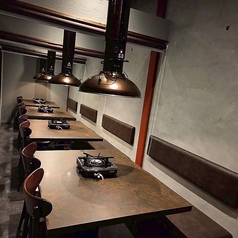 【一体感のある宴会を。23名～最大25名様までの店舗貸切に対応】23名様から最大25名様まで、お店を丸ごと貸切可能です。シックな大人の隠れ家空間を独占して、周りを気にせず賑やかな焼肉パーティーをお楽しみいただけます。