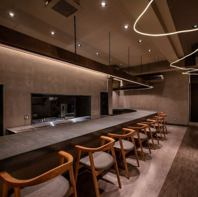 ゆったり広々としたカウンター席