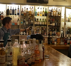 【3階バーカウンター】個室での各種宴会や二次会はもちろんお一人様でのご利用も◎美味しいお酒をゆっくりお楽しみいただくのもよし、みんなでワイワイもよし、幅広いシーンでご利用いただけます♪宴会後にバーでまったりしていかれるお客様もいらっしゃいます。飲み放題コースご注文でメニュー以外の銘柄もののお酒半額★