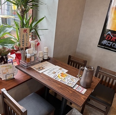 ご家族や友人とのお食事に！ウッド調の店内でゆったりとお過ごしください♪