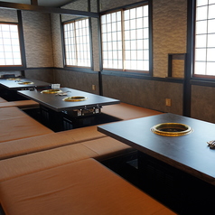 大人数での特別な集まりには、店舗の貸切をご提案いたします。会社の大型宴会や地域のお集まり、結婚式の二次会など、様々なニーズに合わせて柔軟に対応可能です。思い出に残る素敵な時間をサポートします。50人~70人迄