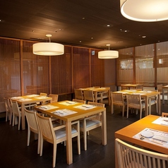 解放感のあるテーブル席でお食事をお楽しみいただけます。団体での宴会から少人数での飲み会まで様々なシーンでお席をご用意いたしますのでお気軽にお問い合わせ下さい