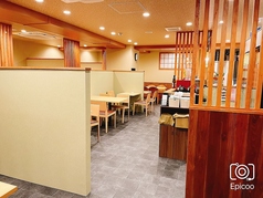 ご家族やご友人とのお食事にもぴったりなテーブル席ございます。