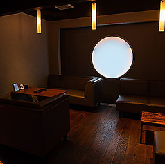 ゆったりと寛げるソファを配したテーブル席。1階は、程よい灯りの落ち着いたカウンター席のみ。水槽を備えた幻想的な空間が広がる2階は、とおひとり様やデートはもちろんのこと、グループ利用にも最適◎どなたでも気軽にお立ち寄りください。