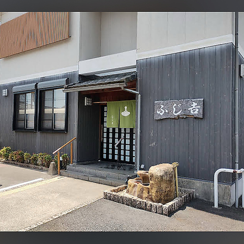 落ち着いた空間で、地元の食材を生かした季節の旬なお料理を味わえる京料理のお店