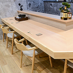 《おひとり様も大歓迎》職人の技が目の前で愉しめ、臨場感のある人気のお席。お肉の確かな味わい、お好きなドリンクとのマリアージュを心行くまでじっくりとお楽しみください。