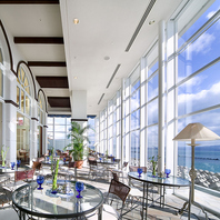 絶景が見渡せるカフェ店内