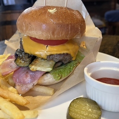 夏野菜のベーコンチーズバーガー