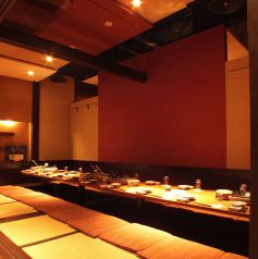 40名様対応個室。33名様～ご利用頂けます。大人数宴会にぴったりです。個室なのでワイワイ盛り上がっていただけます！是非咲くら横浜店へお越しくださいませ。お待ちしております。居酒屋咲くらは横浜駅徒歩1分！お買い物帰りやデート、平日のランチ利用にもお越しください。