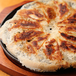 【博多鉄板餃子】熱々の鉄板でご提供！外はパリパリ、中はジューシーな焼き上がり♪