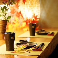 2～4名様の少人数でご利用いただけるテーブル個室席。落ち着いた雰囲気を演出します。新宿でのデートの後には、大人の雰囲気漂うこちらのお席でゆったりとお過ごしください。食材選びからこだわった自慢の料理と豊富な種類の銘酒で素敵な一日の思い出を彩ります♪