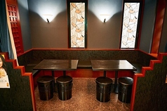 【半個室☆4名様~12名様×1】4名様~12名様までご利用いただける、カーテン仕切りの半個室をご用意しております。周りを気にすることなく、グループでのご利用、ご家族、ご友人同士で、プライベートな空間をお楽しみいただけます。