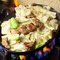 『博多名物スタミナ鉄板焼肉』 ジューシーな豚肉とたっぷりのキャベツを特製ニンニクだれで炒めた博多名物!の写真