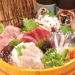 【源ちゃん刺盛】当店の人気メニュー。毎朝豊洲から仕入れる新鮮な魚をリーズナブルにご提供。
