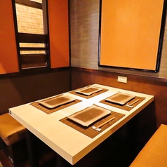 【2名様からご利用可能なボックス席】カップルのご利用にピッタリです！落ち着いた雰囲気の店内。その他にも、人数などに合わせてさまざまなお席をご用意しております♪友達や同僚との飲み会や接待、合コンにおすすめ！